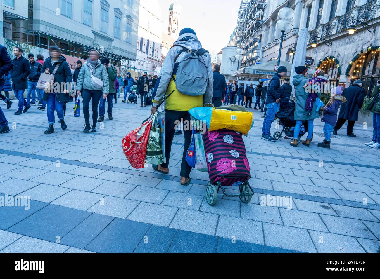 Flaschensammler in der Innenstadt, München, Januar 2024 Deutschland, München, Januar 2024, Flaschensammler in der Fußgängerzone, älterer Mann sucht in den Abfalleimern nach Pfandflaschen, sammelt sie in den Tüten, Symbolfoto not, soziale Notlage, Altersarmut, Lebenshaltung teuer, Inflation, Armut, *** Flaschensammler in der Innenstadt, München, Januar 2024 Deutschland, München, Januar 2024, Flaschensammler in der Fußgängerzone sucht ein älterer Mann nach Mehrwegflaschen in den Mülltonnen, sammelt sie in den Taschen, symbolische Fotonot, soziale Not, Altersarmut, Lebenshaltungskosten Stockfoto