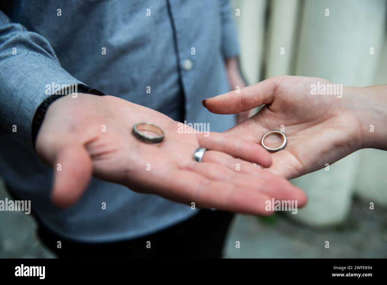 Zwei Personen, die Eheringe an ihren Fingern zeigen Stockfoto