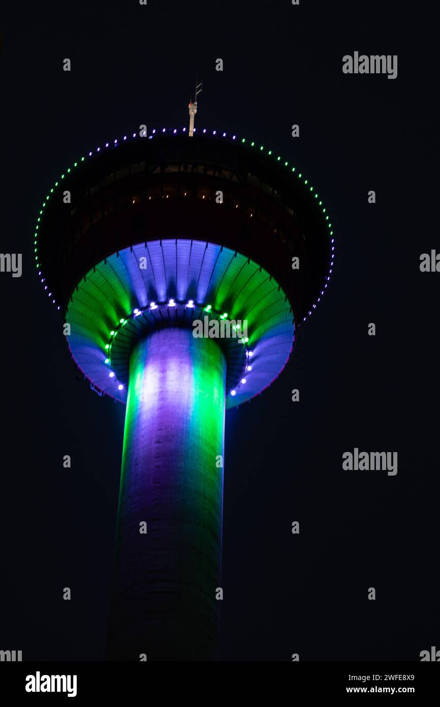 Calgary Tower bei Nacht, mit blauen, grünen und violetten Lichtern, Calgary Alberta Stockfoto