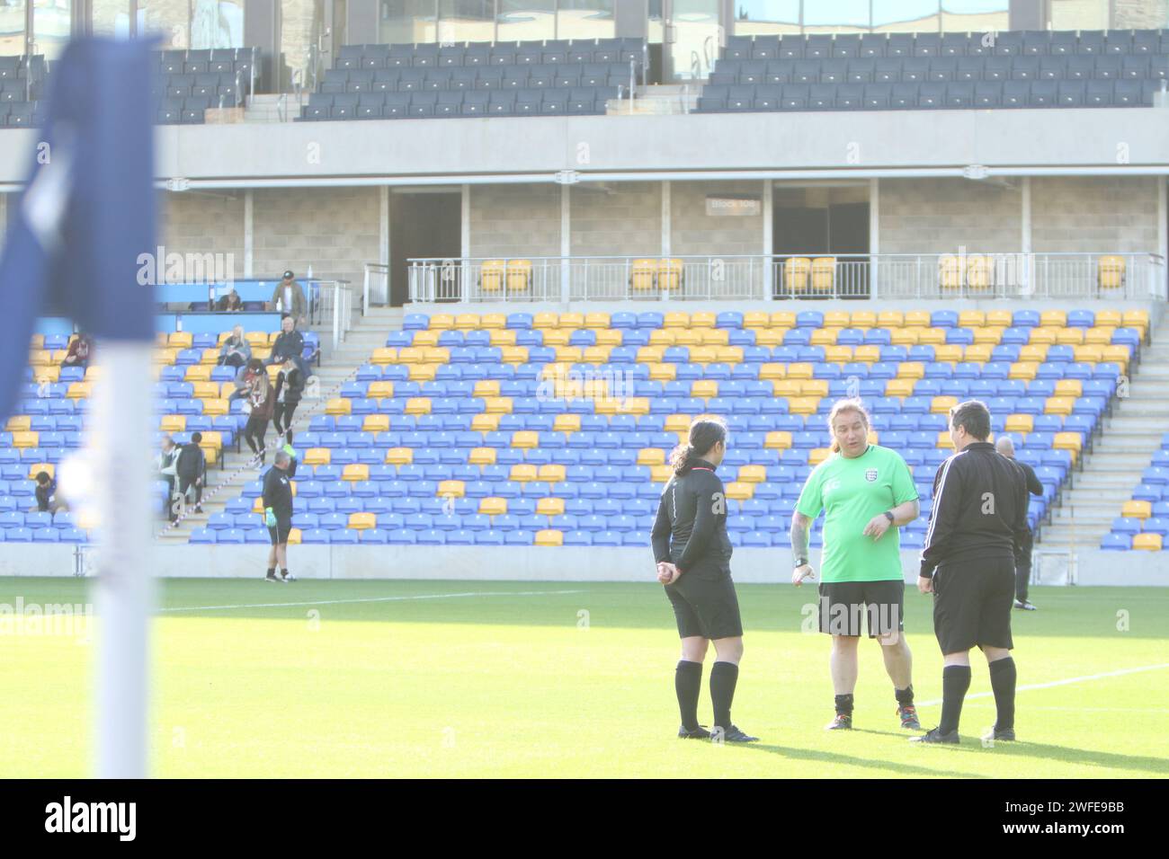 Schiedsrichterin Lucy Clark (grünes Shirt), bevor sie AFC Wimbledon Women gegen Walton Casuals FC Women in Plough Lane (Cherry Red Records Stadium) Schiedsrichterin ist Stockfoto