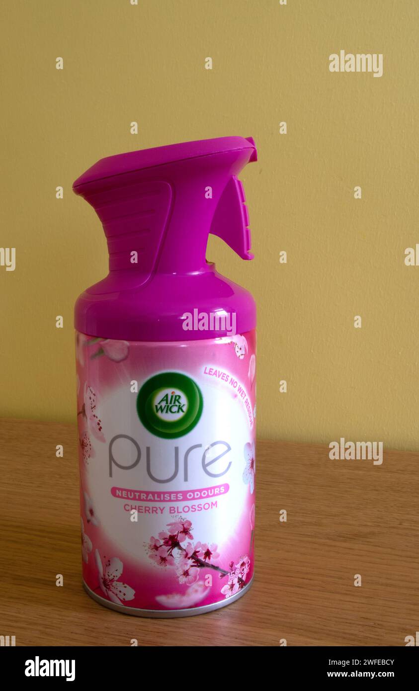 Aerosol- oder Sprühdose mit Air Wick Pure Lufterfrischer Kirschblütenduft Stockfoto