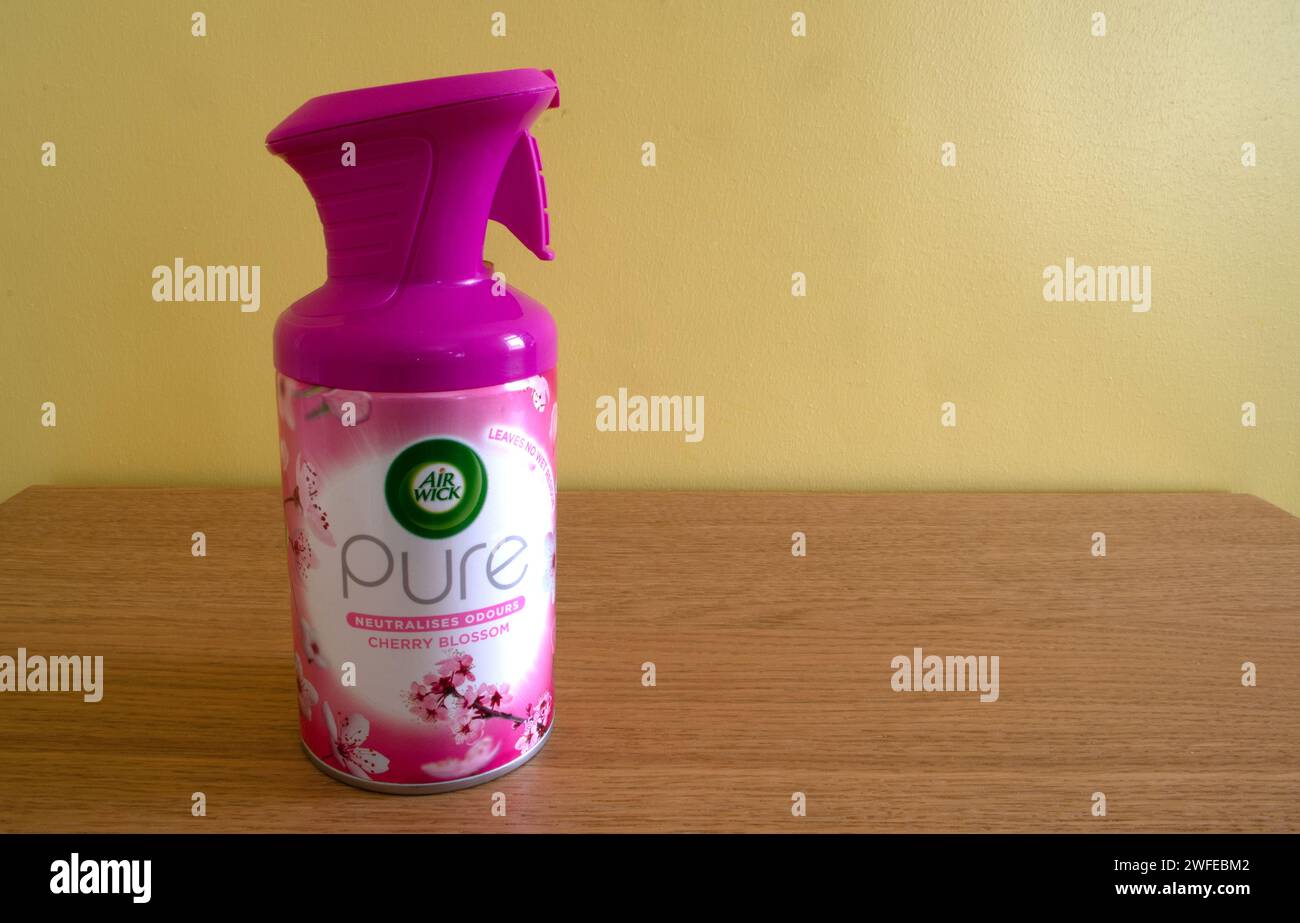 Aerosol- oder Sprühdose mit Air Wick Pure Lufterfrischer Kirschblütenduft Stockfoto