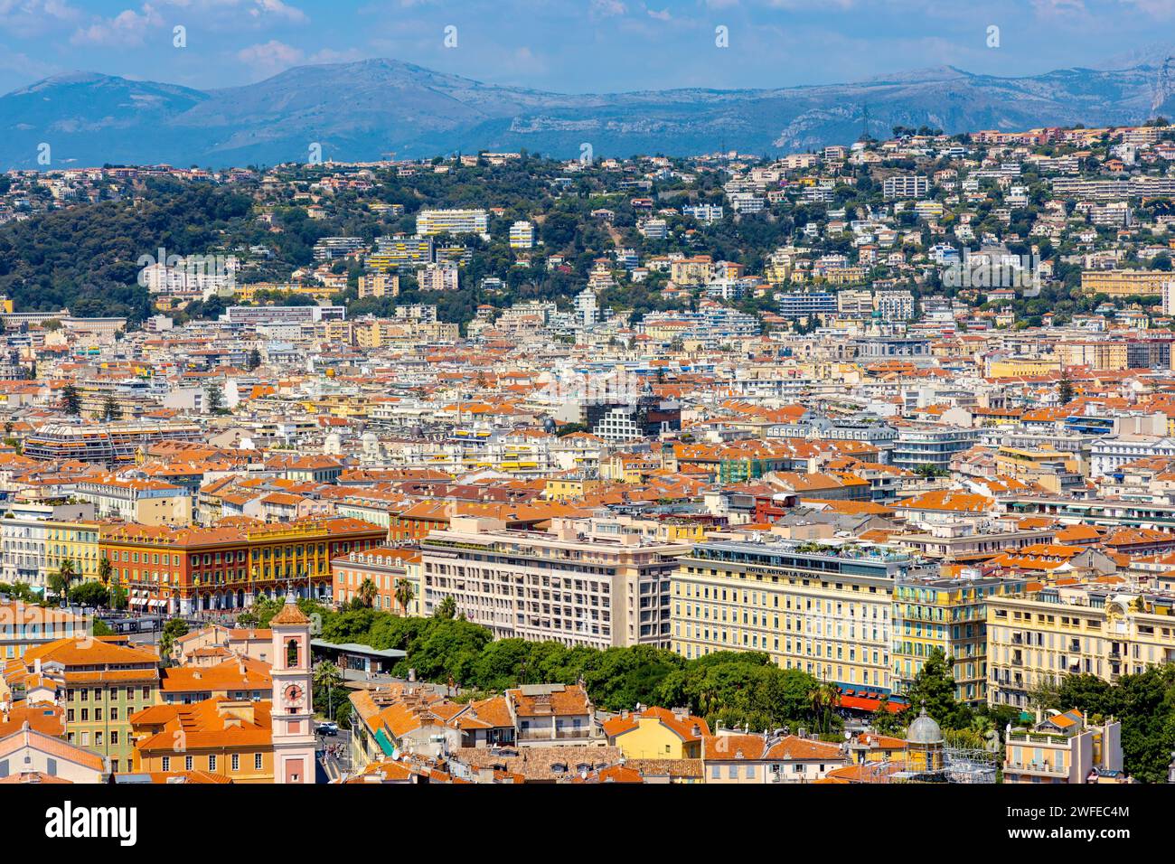 Nizza, Frankreich - 3. August 2022: Schönes Panorama mit Vieille Ville, historischer Altstadt mit Saint-Reparata-Kathedrale an der französischen Riviera Mediterr Stockfoto