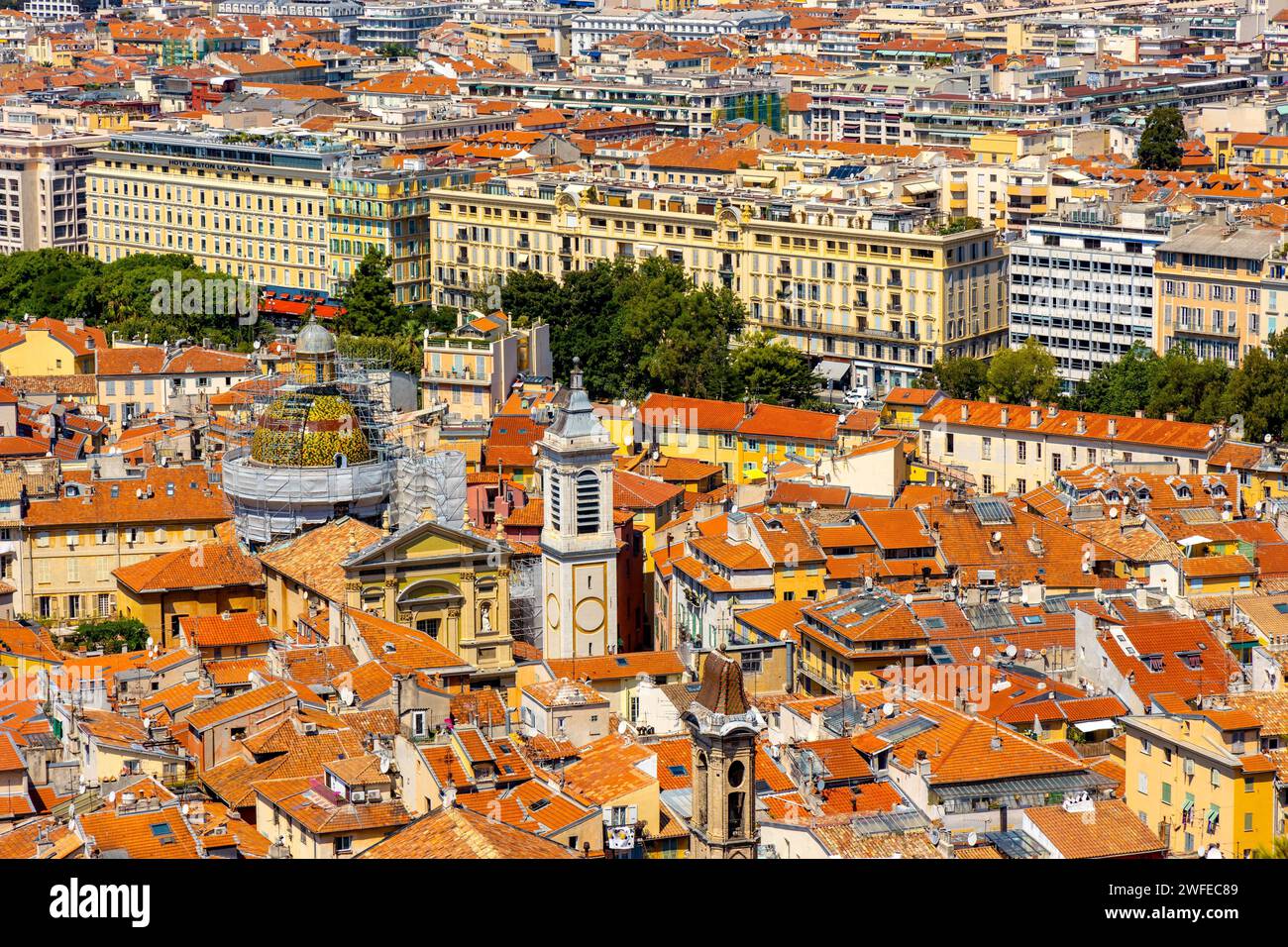 Nizza, Frankreich - 3. August 2022: Schönes Panorama mit Vieille Ville, historischer Altstadt mit Saint-Reparata-Kathedrale an der französischen Riviera Mediterr Stockfoto