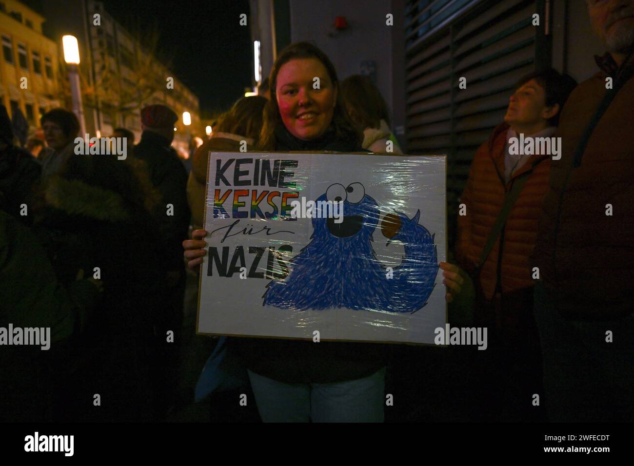 Bielefeld, Deutschland. 30. Januar 2024. 30.01.2024, Bielefeld, Demonstration gegen Rechts in Bielefeld, Schild: „Keine Kekse für Nazis Foto: Teresa Kroeger/RHR-FOTO/dpa/Alamy Live News Stockfoto