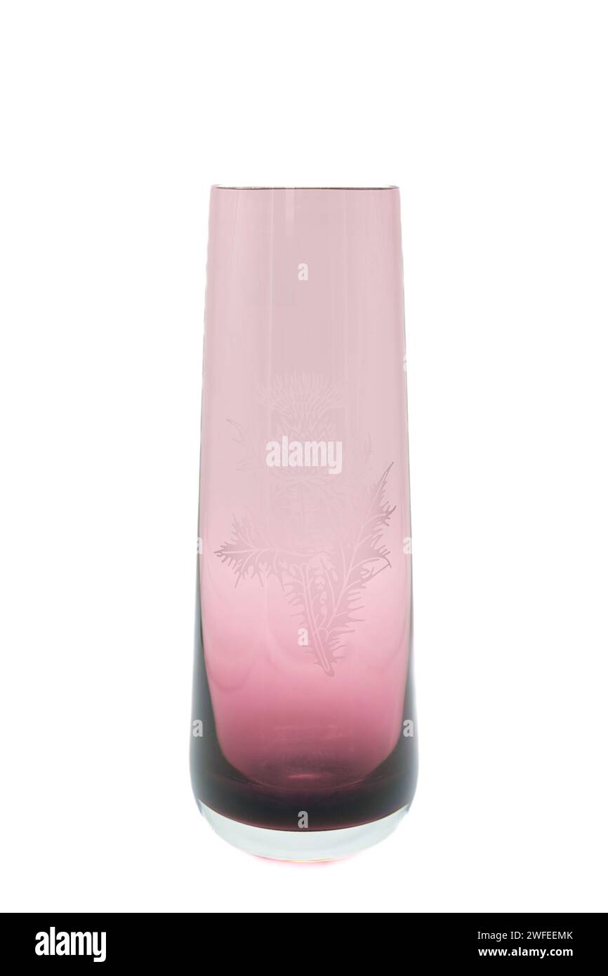 Ornamentale rosafarbene Glasvase mit eingeprägtem Distel auf der Vorderseite Stockfoto