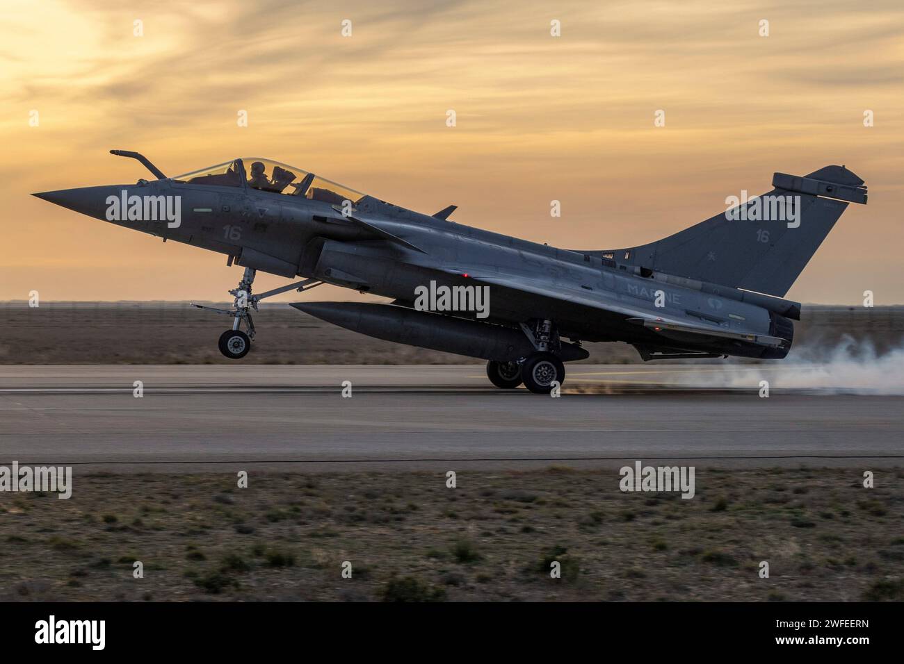 © PHOTOPQR/LA PROVENCE/SPEICH Frederic ; Istres ; 30/01/2024 ; Entrainement a l'Appontage Simule Sur Piste (ASSP) des pilotes de Rafale Marine de l'Aeronautique navale Les pilotes de la Flotille 12F venus de Landivisiau (Finistere) s'Exercent, Pendants deux semaines, aux manoeuvres d'appontage sur la piste de la Base Aerienne 125 d'Istres sous les ordres d'Officiers d'appontage. Charles de Gaulle Istres, Frankreich, 30. januar 2024 Simulated Airplane Landing Training (ASSP) für Rafale Marine-Piloten der Marineluftfahrt Stockfoto