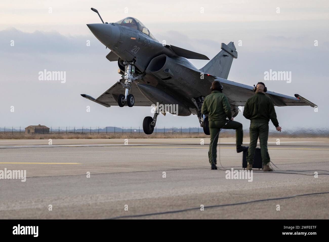 © PHOTOPQR/LA PROVENCE/SPEICH Frederic ; Istres ; 30/01/2024 ; Entrainement a l'Appontage Simule Sur Piste (ASSP) des pilotes de Rafale Marine de l'Aeronautique navale Les pilotes de la Flotille 12F venus de Landivisiau (Finistere) s'Exercent, Pendants deux semaines, aux manoeuvres d'appontage sur la piste de la Base Aerienne 125 d'Istres sous les ordres d'Officiers d'appontage. Charles de Gaulle Istres, Frankreich, 30. januar 2024 Simulated Airplane Landing Training (ASSP) für Rafale Marine-Piloten der Marineluftfahrt Stockfoto