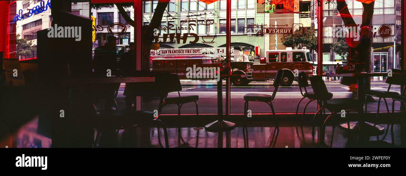 Feuerwehrauto vor dem Café, New York City, New York, USA Stockfoto