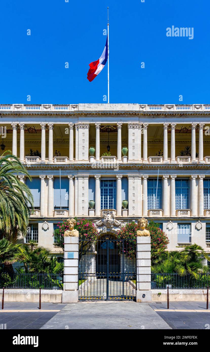 Nizza, Frankreich - 7. August 2022: Palais de la Prefecture Palace and City Hall Aparside Justice Palace in Nice Historic Vieille Ville Old Town District on F Stockfoto