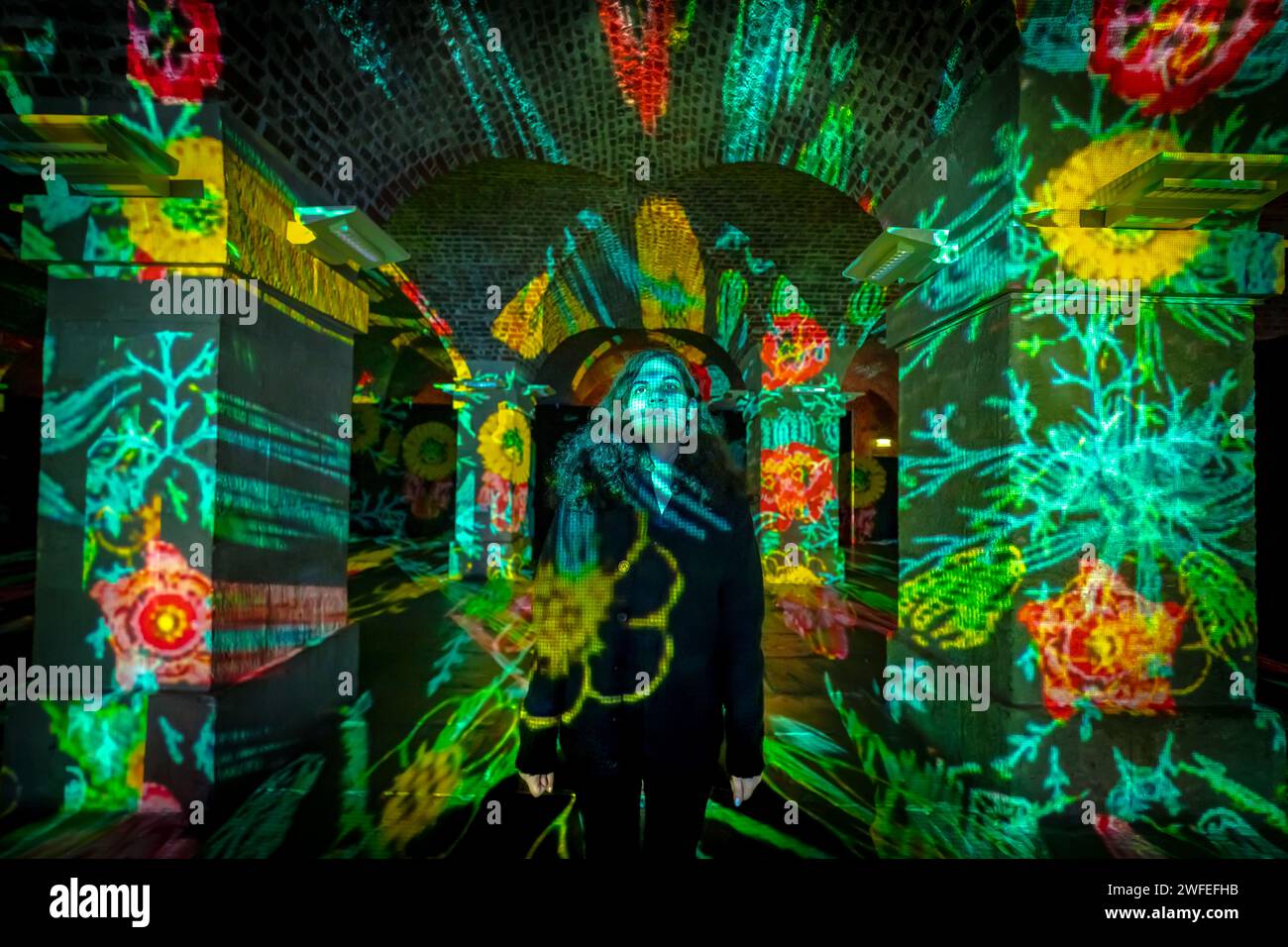 London, Großbritannien. 30. Januar 2024. „Life“-Installation in der St. Martin-in-the-Fields-Kirche. Das spektakuläre und farbenfrohe Lichterlebnis, das von dem Künstler Peter Walker und Luxmuralis produziert und präsentiert wurde, versetzt die Besucher in projizierte Lichtkunstwerke, die geschaffen wurden, um die natürliche Welt zum Leben zu erwecken und uns Zeit zu geben, über unsere Verantwortung nachzudenken, sie zu schützen. Guy Corbishley/Alamy Live News Stockfoto