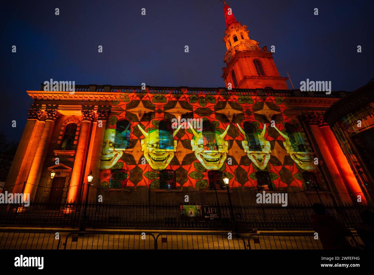 London, Großbritannien. 30. Januar 2024. „Life“-Installation in der St. Martin-in-the-Fields-Kirche. Das spektakuläre und farbenfrohe Lichterlebnis, das von dem Künstler Peter Walker und Luxmuralis produziert und präsentiert wurde, versetzt die Besucher in projizierte Lichtkunstwerke, die geschaffen wurden, um die natürliche Welt zum Leben zu erwecken und uns Zeit zu geben, über unsere Verantwortung nachzudenken, sie zu schützen. Guy Corbishley/Alamy Live News Stockfoto
