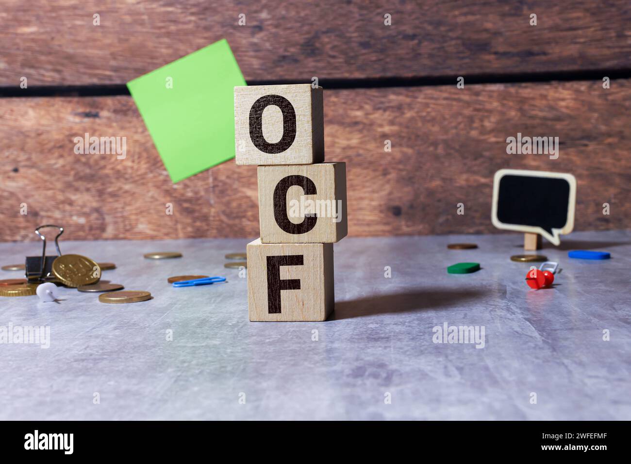 Text OCF auf Holzwürfelblock, Bestandskonzept. OCF – Dies ist Bargeld, das aus den betrieblichen Aktivitäten des Unternehmens stammt. Stockfoto