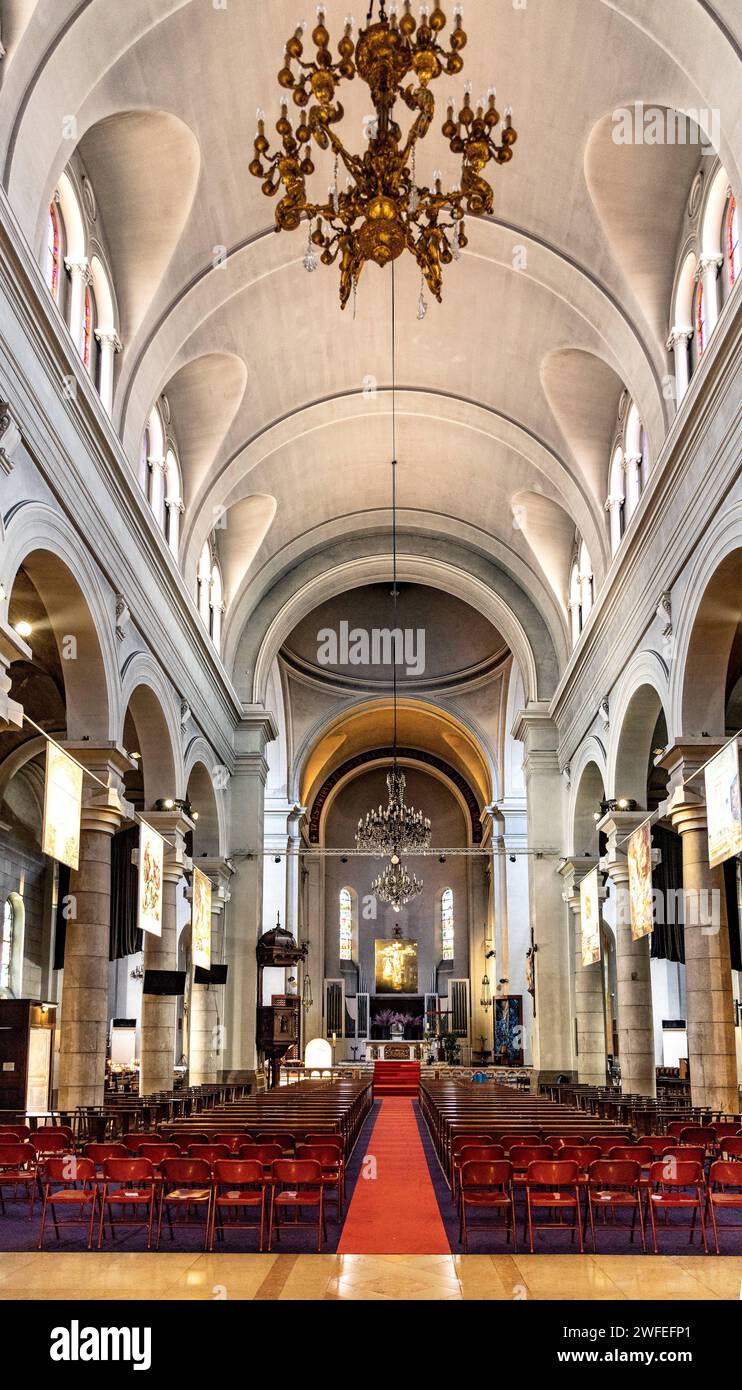 Nizza, Frankreich - 7. August 2022: Hauptschiff und Presbyterie der Eglise Saint Pierre d'Arene St. Peter Kirche im historischen Viertel Le Carre d'Or von Nizza ON Stockfoto