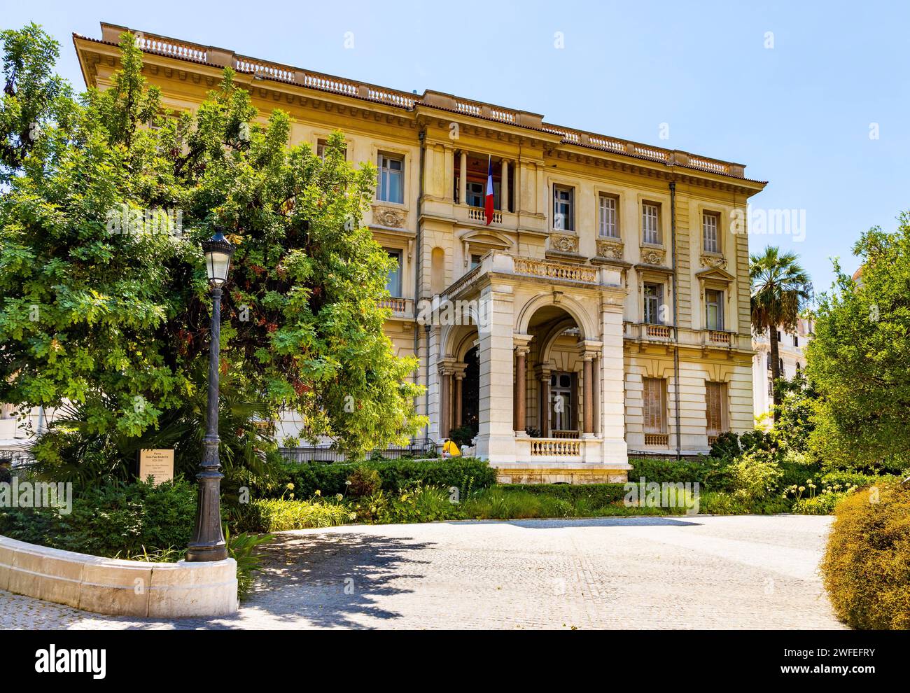 Nizza, Frankreich - 7. August 2022: Villa Massena Musee Kunstmuseum, Palast und Garten an der Promenade des Anglais in der historischen Altstadt Vieux Vieille Ville Stockfoto