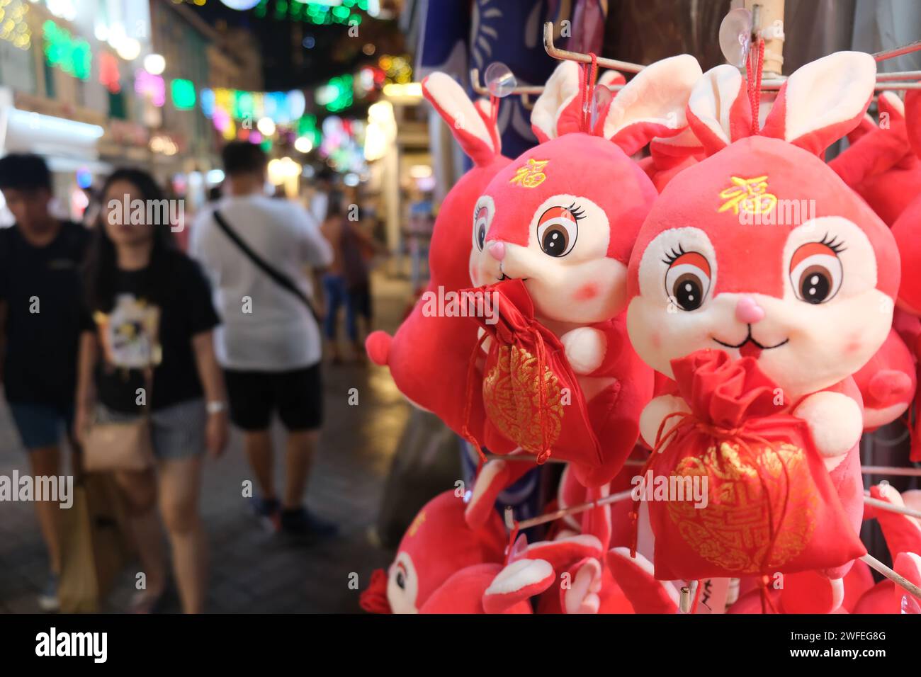 Kuschelspielzeug zum Jahr des Kaninchens im Neujahrsmond 2023 in Singapurs Chinatown Stockfoto