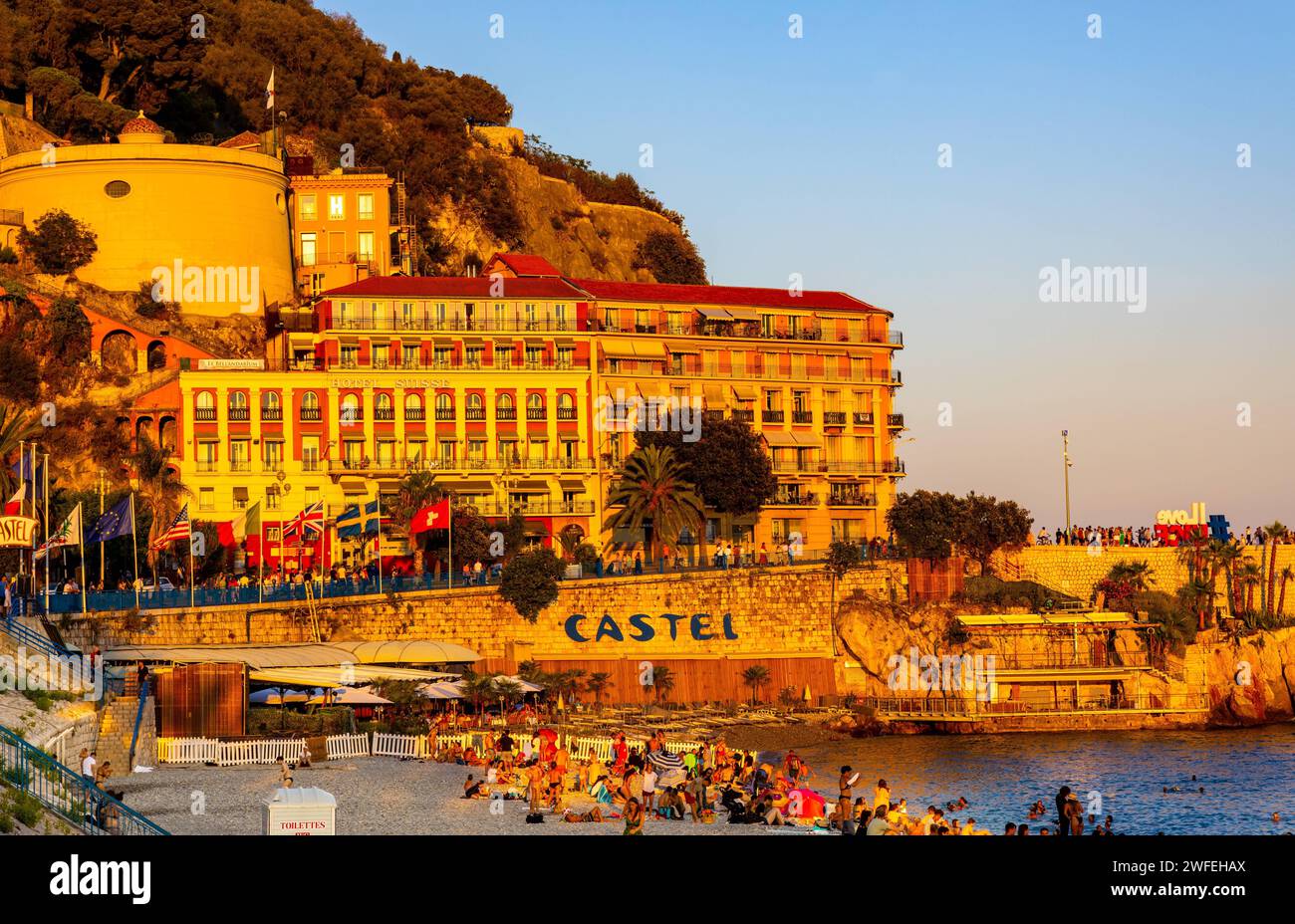 Nizza, Frankreich - 29. Juli 2022: Blick bei Sonnenuntergang auf den Burgberg Colline du Chateau, den Burgstrand Vieille Ville und den Bellanda-Turm in Nizza an der französischen Rivi Stockfoto