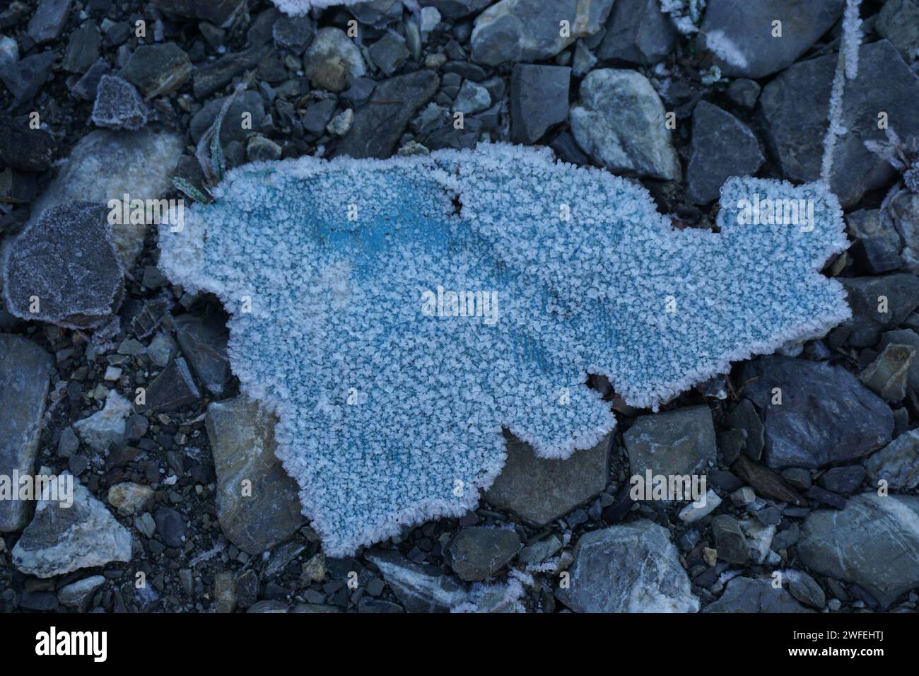 Flippige Textur aus Stein und blauem gefrorenem Kunststoff Stockfoto