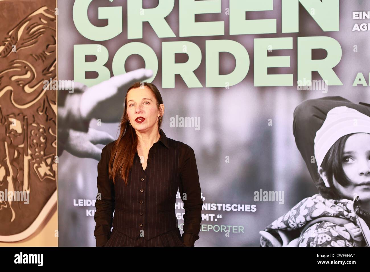 30.01.2024, Berlin,Meret Becker (Schauspielerin) besucht die Berlin-Premiere „GREEN BORDER“ beim Delphi Filmpalast am 30. Januar 2024 in Berlin. Green Border ist ein schwarz-weißes Drama von Agnieszka Holland über individuelle Schicksale im Polnisch-belarussischen Grenzgebiet. Quelle: Sven Struck/Alamy Live News Stockfoto