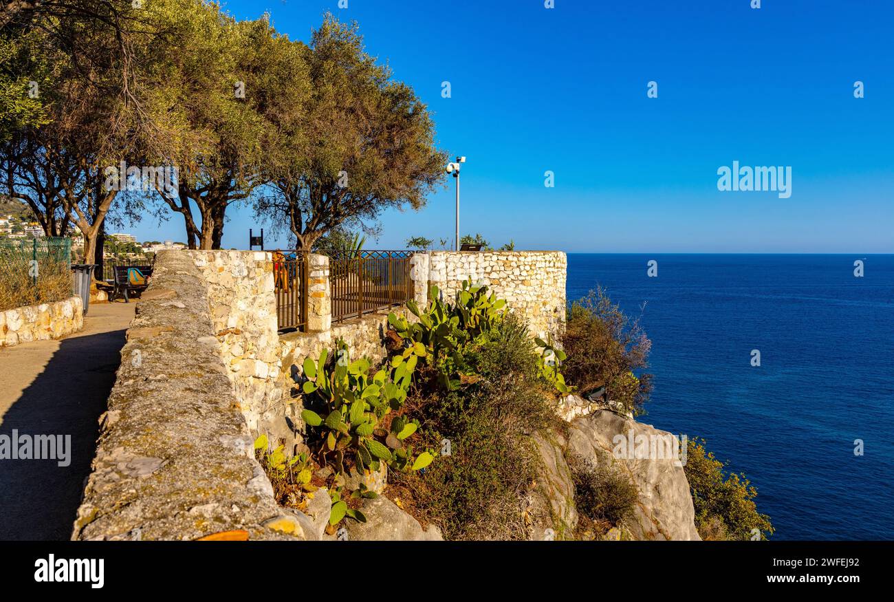 Nizza, Frankreich - 30. Juli 2022: Blick auf den Sonnenuntergang auf die Colline du Chateau Castle Hill Landschaftsplattform und Tour Bellanda Tower in Nizza über die französische Riviera von M. Stockfoto