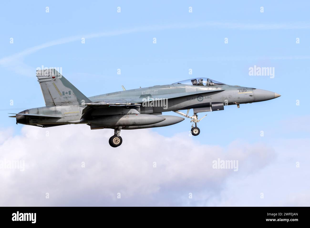 Die Royal Canadian Air Force (RCAF) CF-18 Hornet Kampfflugzeug aus dem 3-Wing CFB Bagotville kommt auf der Leeuwarden Air Base an. Niederlande - 30. März 2022 Stockfoto