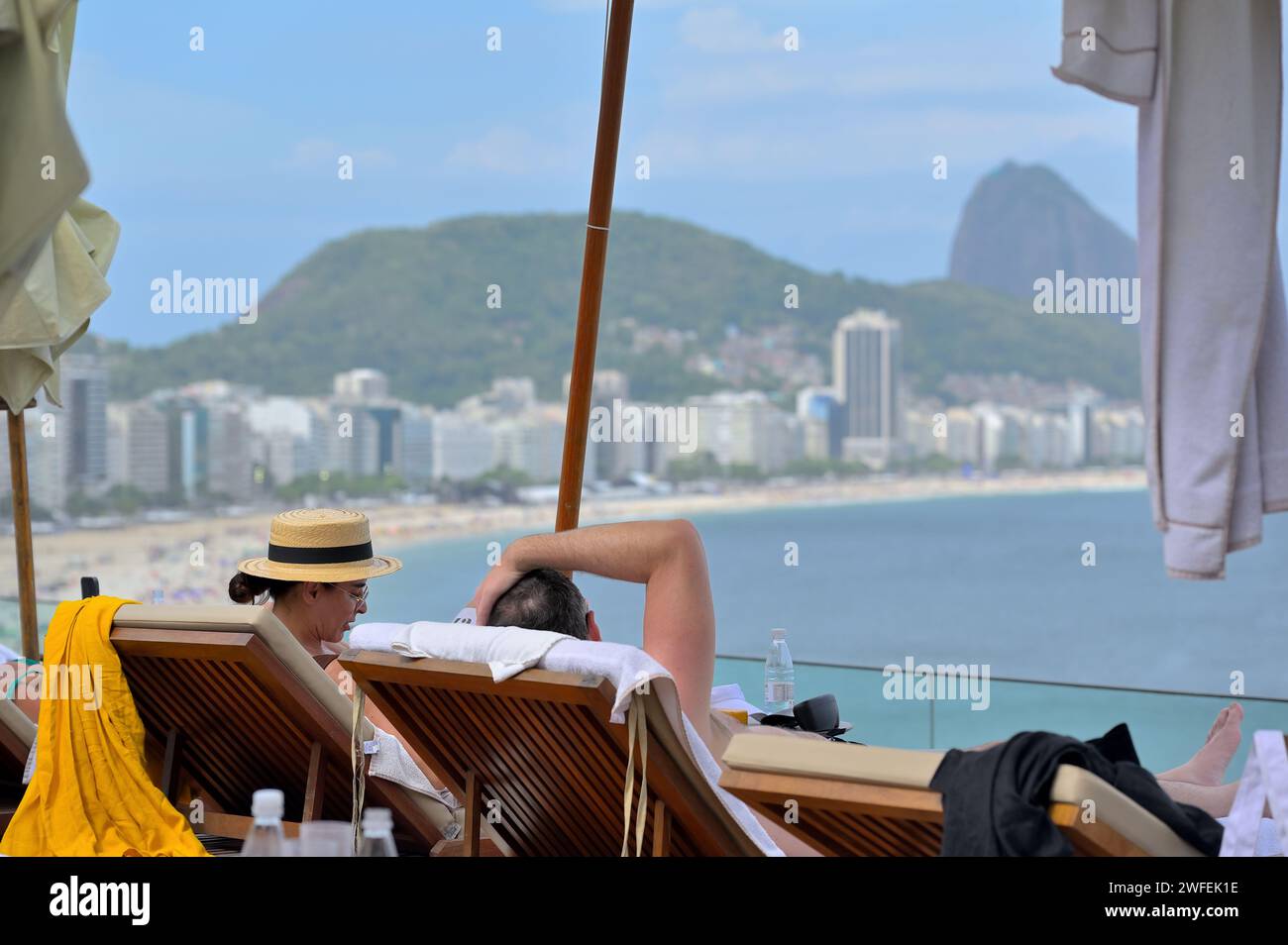 Gäste, die sich auf der Dachterrasse Emiliano mit einem epischen Panoramablick auf die Copacabana, Rio de Janeiro BR, entspannen Stockfoto