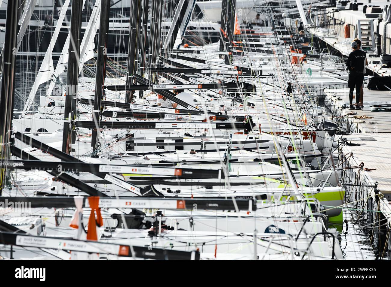 Monaco, Monte-Carlo, 18. Oktober 2022: Viele Segelboote der WM-Teilnehmer der J70-Klasse stehen in einer Reihe und warten auf den Wind Stockfoto