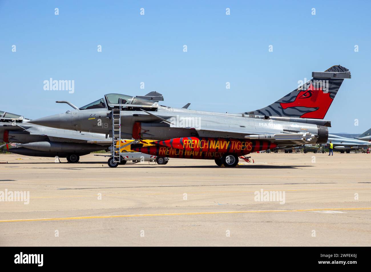 Kampfflugzeuge der französischen Marine Rafale bereiten sich auf dem Rollfeld des Luftwaffenstützpunkts Saragoza vor. Saragoza, Spanien - 20. Mai 2016 Stockfoto
