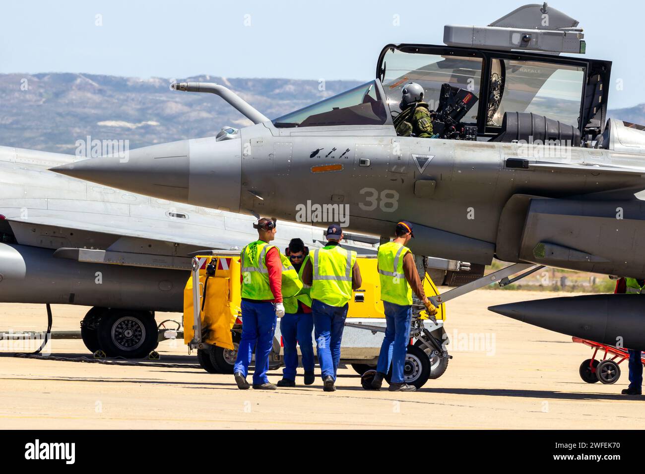 Kampfflugzeuge der französischen Marine Rafale bereiten sich auf dem Rollfeld des Luftwaffenstützpunkts Saragoza vor. Saragoza, Spanien - 20. Mai 2016 Stockfoto