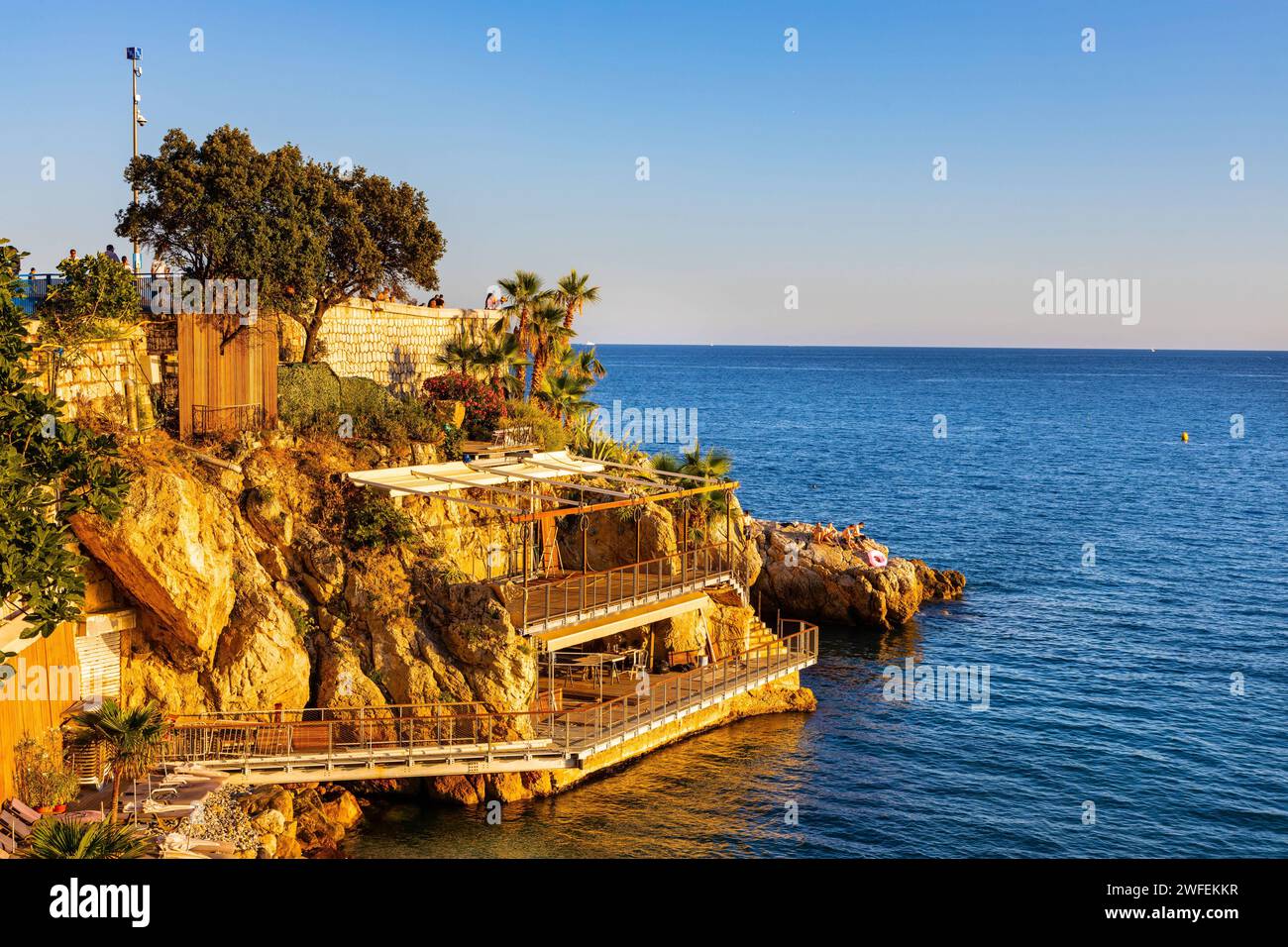 Nizza, Frankreich - 30. Juli 2022: Blick bei Sonnenuntergang auf den Burgberg Colline du Chateau, den Burgstrand Vieille Ville und den Bellanda-Turm in Nizza an der französischen Rivi Stockfoto