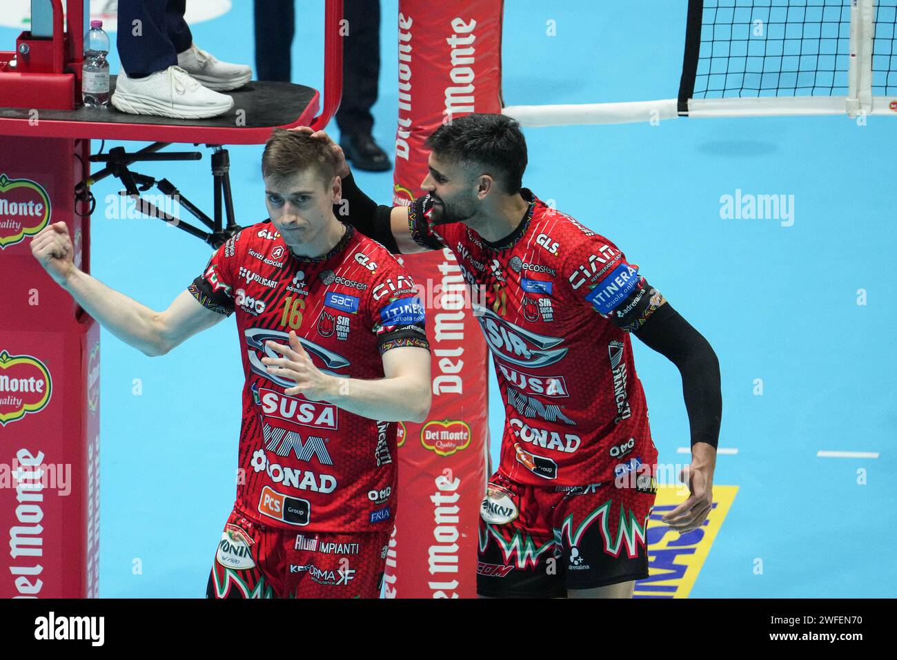 Casalecchio Di Reno, Italien. Januar 2024. Semeniuk Kamil #16 von Sir Susa VIM Perugia und Solé Sebastian #11 von Sir Susa VIM Perugia in Aktin beim „Del Monte Coppa Italia“ SuperLega 23/24 Gold Medal Match zwischen Sir Susa VIM Perugia und Mint Vero Volley Monza in der Unipol Arena. Endpunktzahl: Perugia 3:1 Monza. (Foto: Marco Zaccagnini/SOPA Images/SIPA USA) Credit: SIPA USA/Alamy Live News Stockfoto