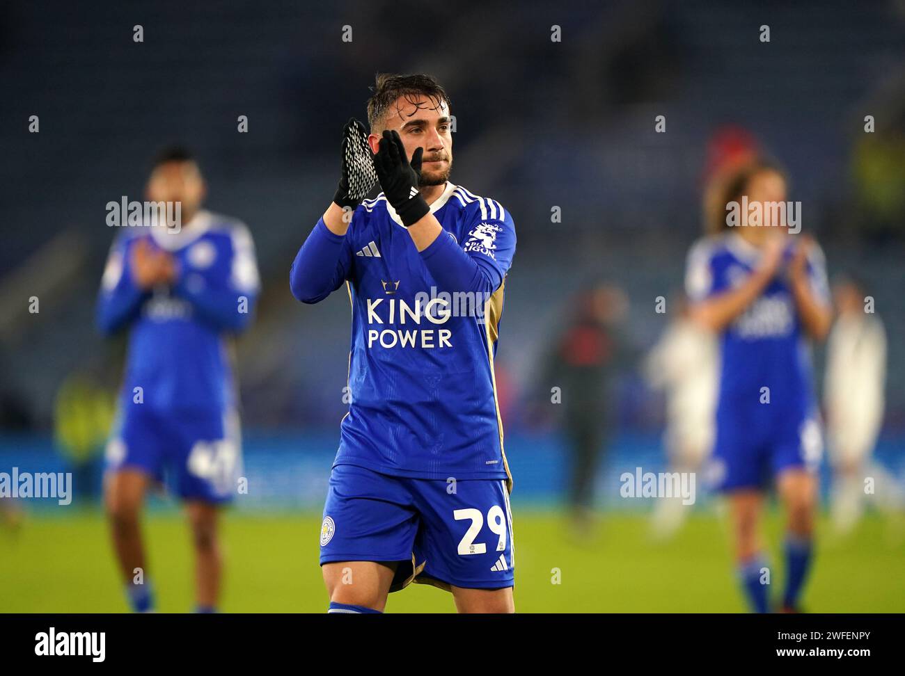 Yunus Akgun aus Leicester City applaudiert den Fans nach dem Spiel der Sky Bet Championship im King Power Stadium in Leicester. Bilddatum: Dienstag, 30. Januar 2024. Stockfoto