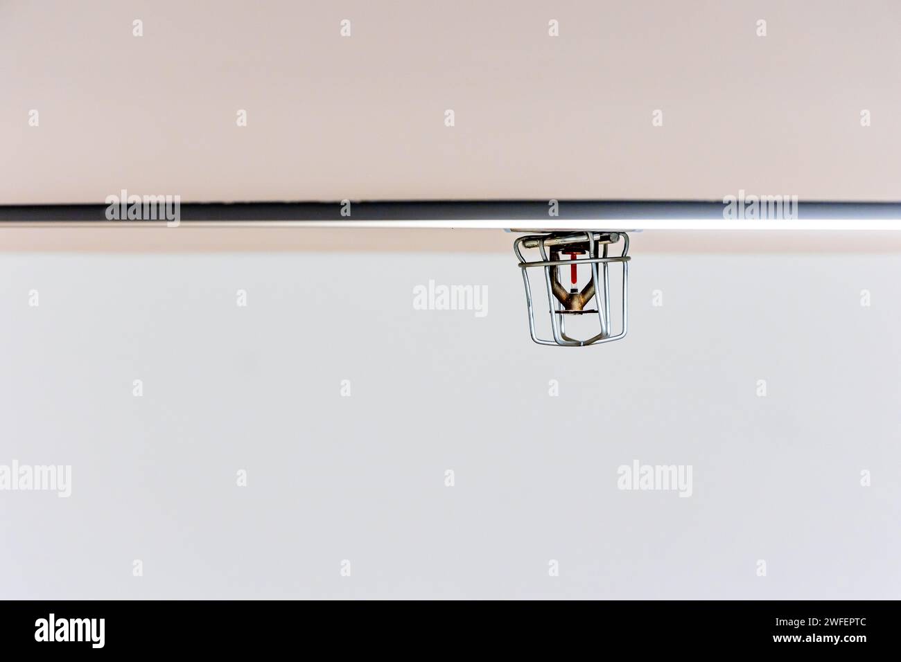 An der Decke installierter Sprinkleranlage Brandschutzanlagen in modernen Gebäuden Stockfoto