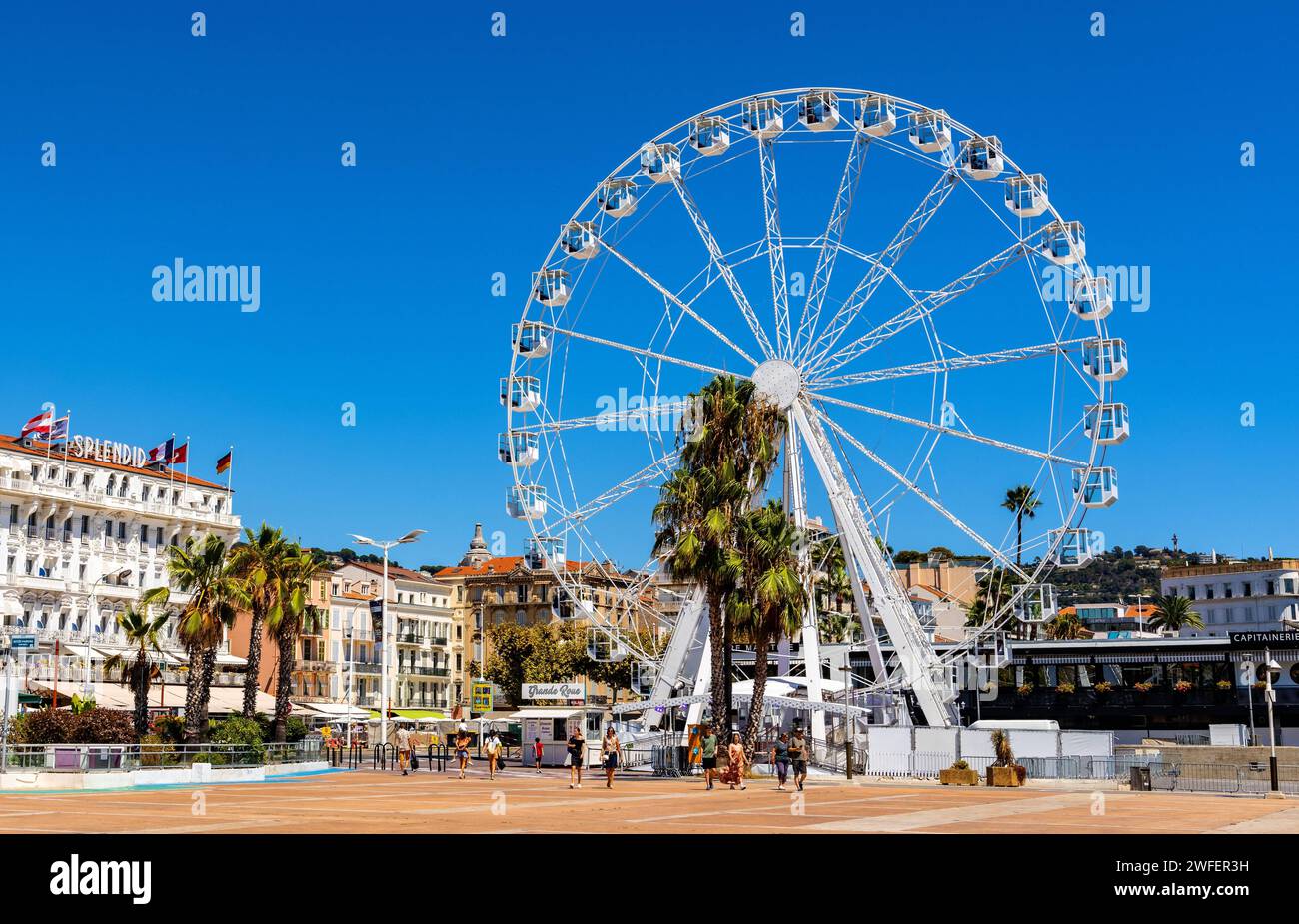 Cannes, Frankreich - 31. Juli 2022: Riesenrad Grande Roue auf der Promenade de la Pantiero neben dem Palast der Festivals und Kongresse und dem Yachthafen Stockfoto