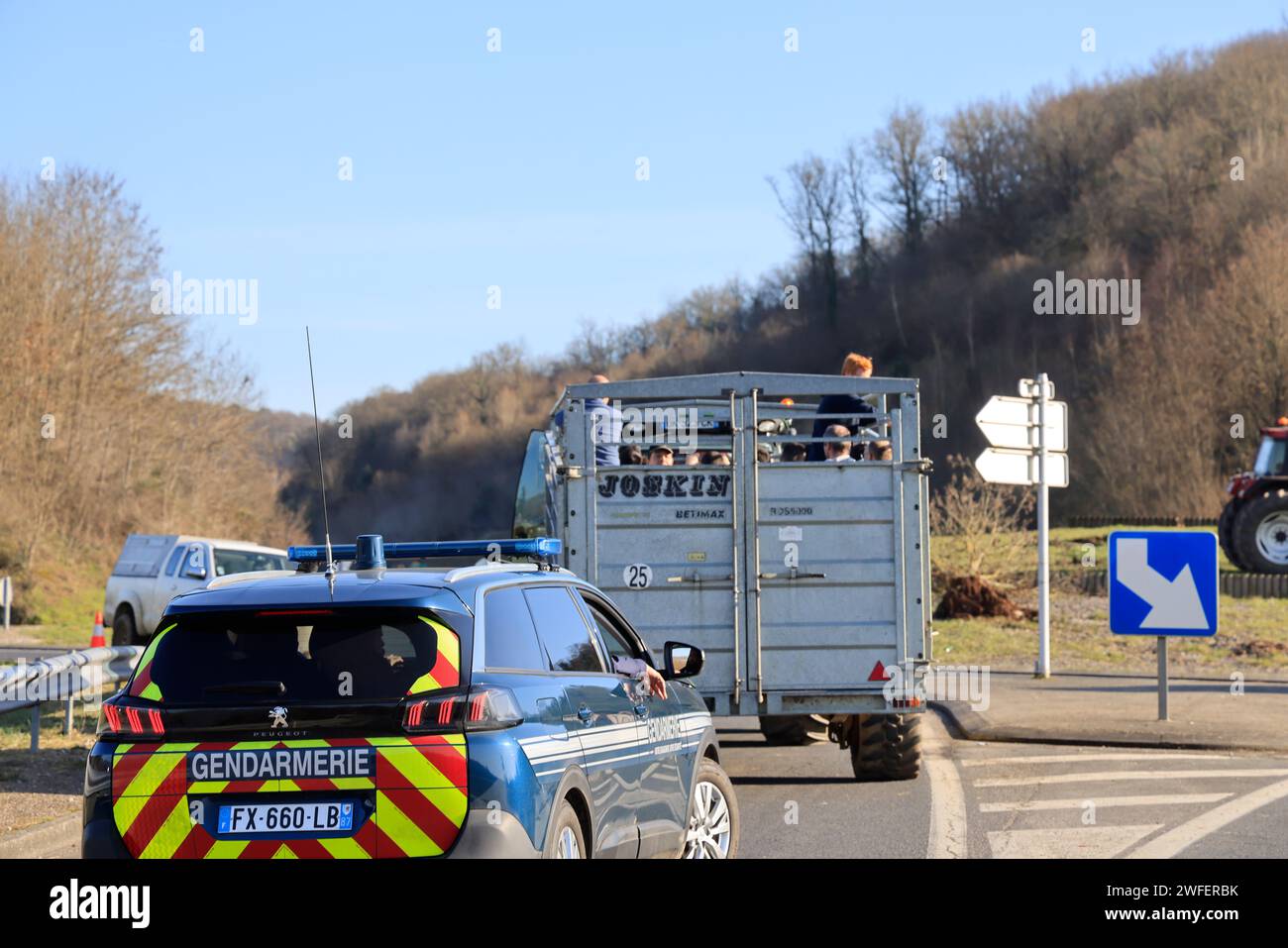 Ussac/Gare d'Aubazine, Frankreich. 30. Januar 2024. Wut und Demonstrationen von Bauern in Frankreich. Die Landwirte aus Corrèze verlassen die Autobahn A20, die sie sperren, um eine Inspektion in einem auf die Verarbeitung und Vermarktung von Schalenfrüchten spezialisierten Unternehmen durchzuführen. Sie wollen den Anteil französischer Walnüsse im Vergleich zu Walnüssen aus Drittländern, die nicht denselben Normen unterliegen, überprüfen. Ussac/Gare d'Aubazine, Corrèze, Limousin, New Aquitaine, Frankreich, Europa. Foto: Hugo Martin/Alamy Live News. Stockfoto