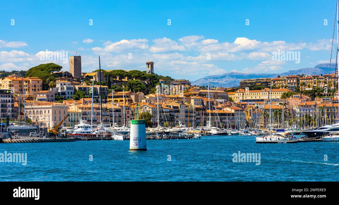 Cannes, Frankreich - 31. Juli 2022: Panoramablick auf die Küste von Cannes mit Schlosshügel über der historischen Altstadt Ville und Yachthafen an der französischen Riviera Stockfoto