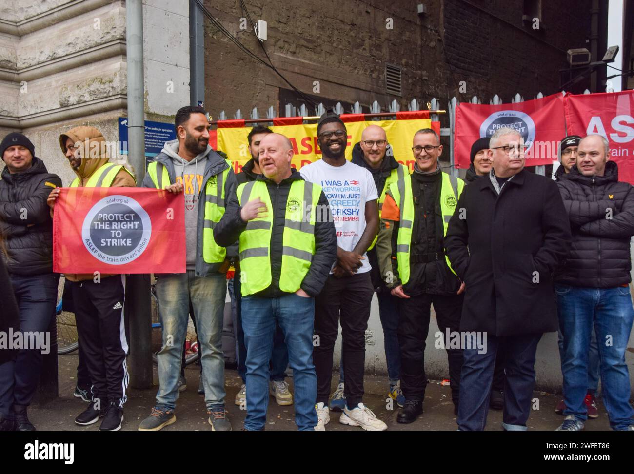 London, Großbritannien. 30. Januar 2024. Die Mitglieder der ASLEF-zugfahrergewerkschaft stehen an der Streike vor dem Bahnhof Waterloo, während die Zugführer neue Streiks über die Bezahlung führen. Quelle: Vuk Valcic/Alamy Live News Stockfoto
