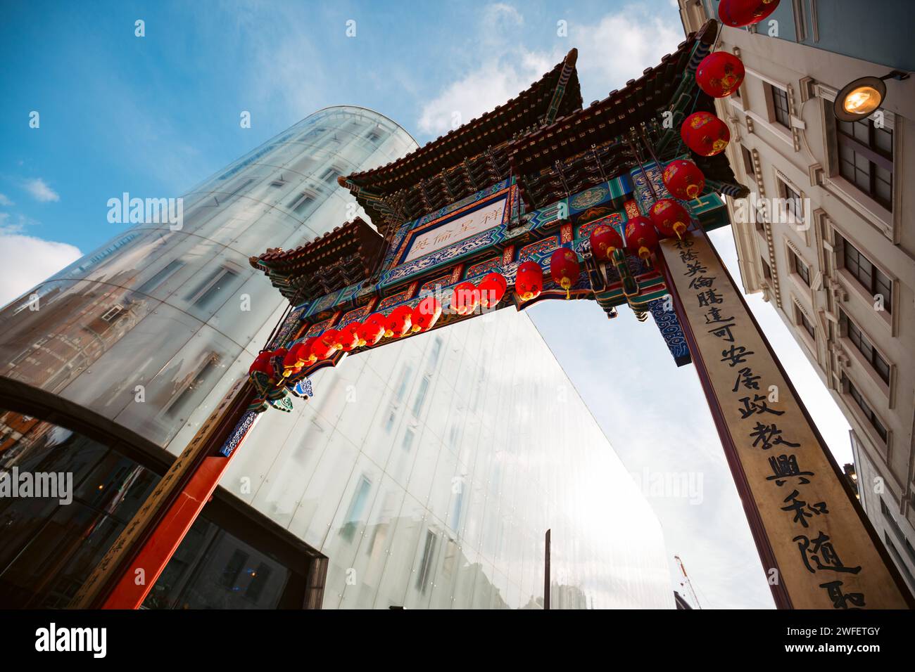 Chinatown Gate und chinesische Neujahrsdekoration in Chinatown, London, England, Großbritannien Stockfoto