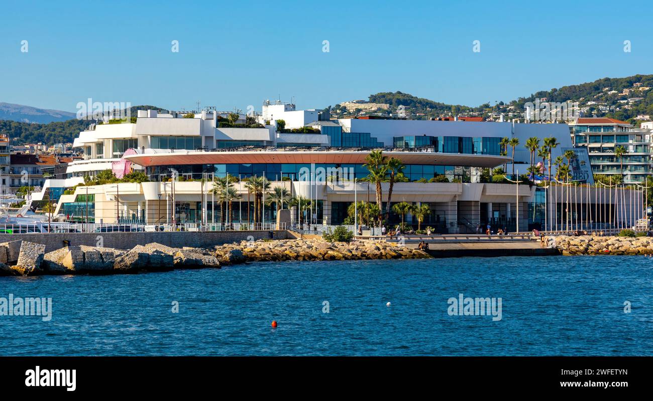 Cannes, Frankreich - 31. Juli 2022: Stadtzentrum von Cannes mit Yachthafen und Yachthafen und Filmfestival Palast der Festivals und Kongresse am Boulevard de la Stockfoto