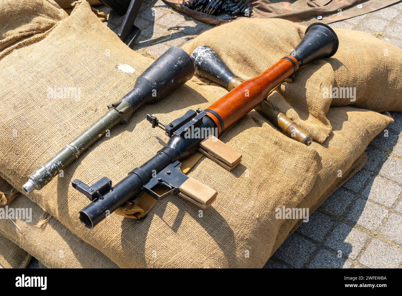 Alte sowjetische RPG-7-Panzergranatenwerfer mit Granaten Stockfoto