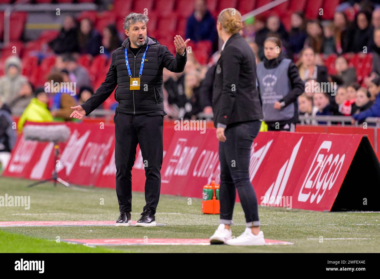 Amsterdam Duivendrecht, Niederlande. 30. Januar 2024. AMSTERDAM-DUIVENDRECHT, NIEDERLANDE - JANUAR 30: Cheftrainer Alessandro Spugna von AS Roma Gesten beim Spiel der UEFA Women's Champions League - Gruppe C zwischen AFC Ajax und AS Roma im Sportpark de Toekomst am 30. Januar 2024 in Amsterdam-Duivendrecht, Niederlande. (Foto von Jan Mulder/Orange Pictures) Credit: Orange Pics BV/Alamy Live News Stockfoto