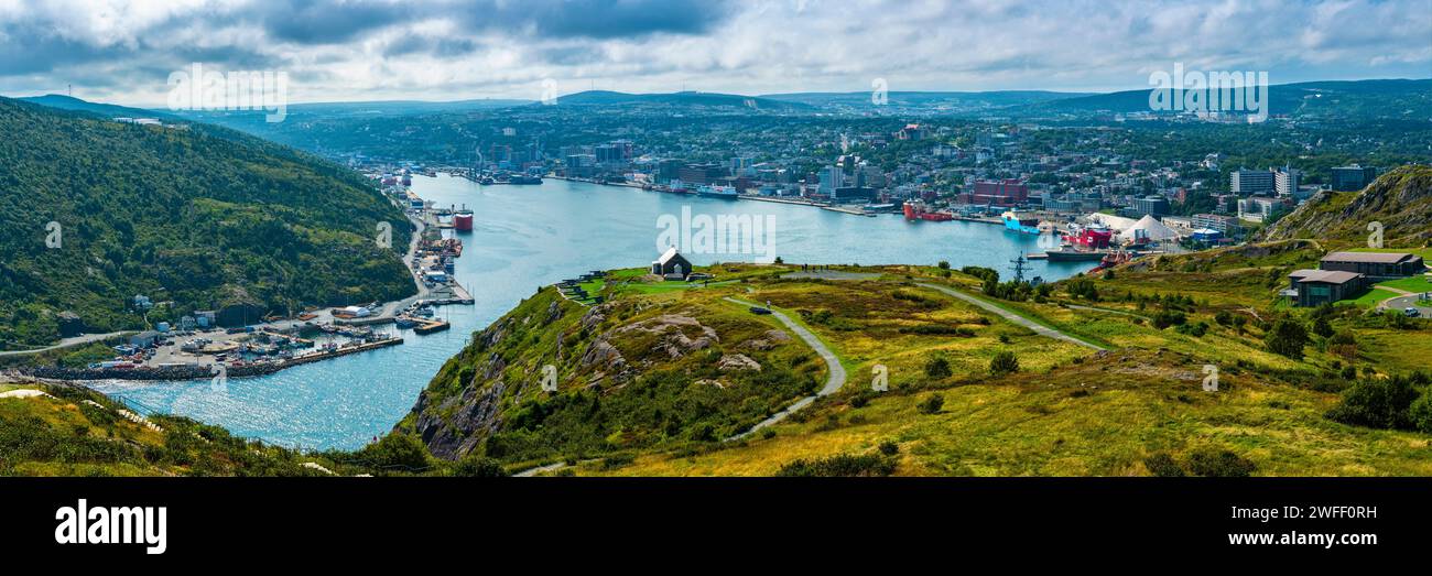 Stadt mit Hafen in der Nähe der Meeresbucht, Saint John Harbor, Neufundland, Kanada Stockfoto