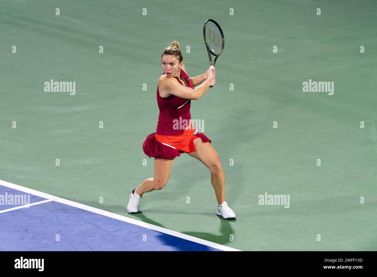 Colin Alison Riske von den Vereinigten Staaten gegen Simona Halep aus Rumänien während ihres Singles Round 1 Matches im Rahmen der Dubai Duty Free Tennis Championships WTA 500 am 14. Februar 2022 in Dubai, Vereinigte Arabische Emirate. Foto von Victor Fraile / Power Sport Images Stockfoto