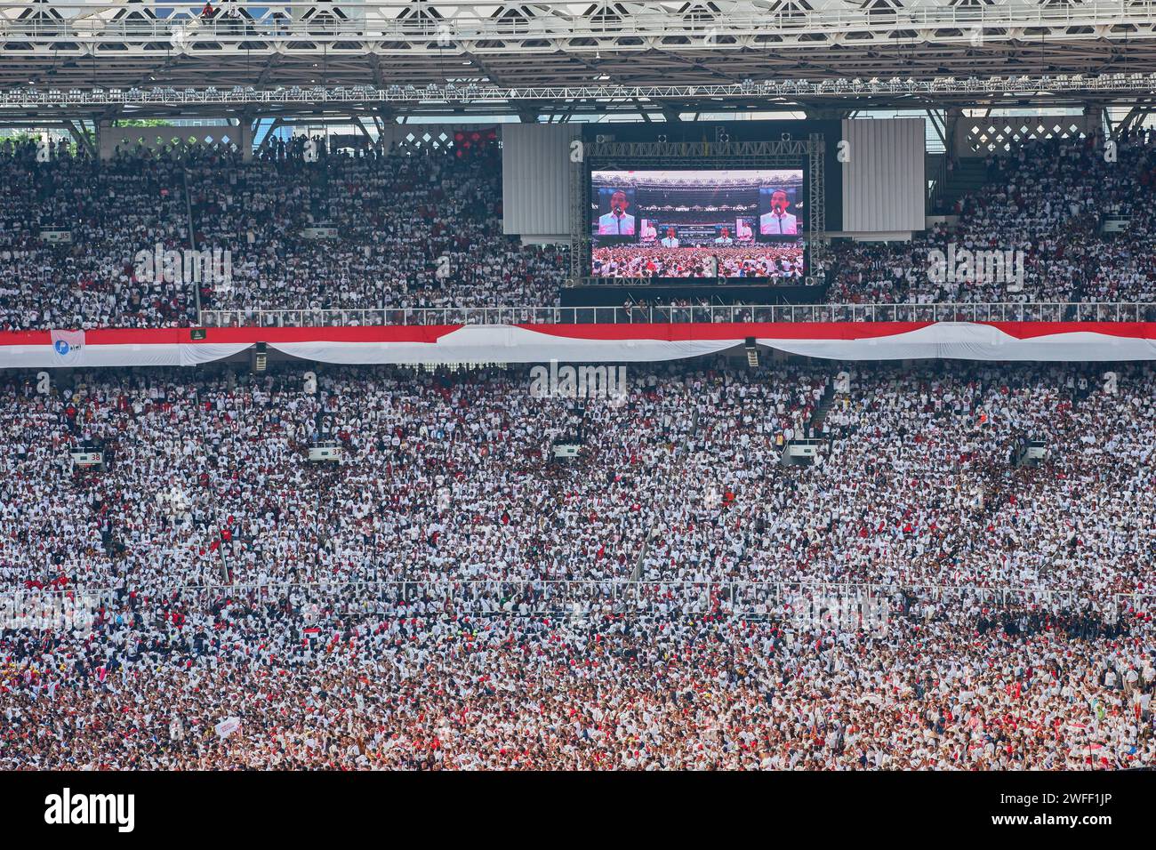 Jakarta, Indonesien - 13. April 2019: Kandidat des Präsidenten von Joko Widodo/Jokowi auf Großbildleinwand vor seinen Fans und Unterstützern bei der letzten Kundgebung Stockfoto