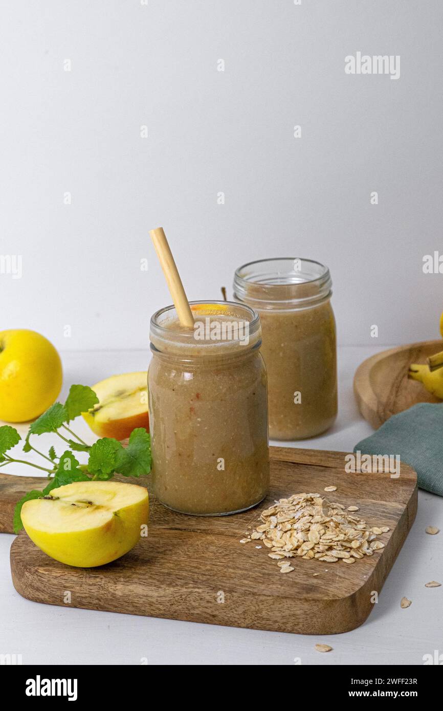 Apfel-Bananen-Smoothie mit Haferflocken. Vertikales Foto Stockfoto