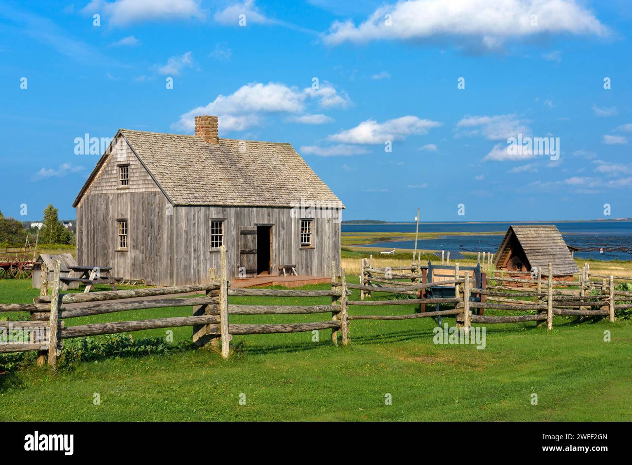Doucet House ist das älteste Haus auf der Isle St. Jean (Prince Edward Island). Es wurde um 1772 am Grand-Père Point erbaut und 1999 nach Rustico verlegt. Stockfoto