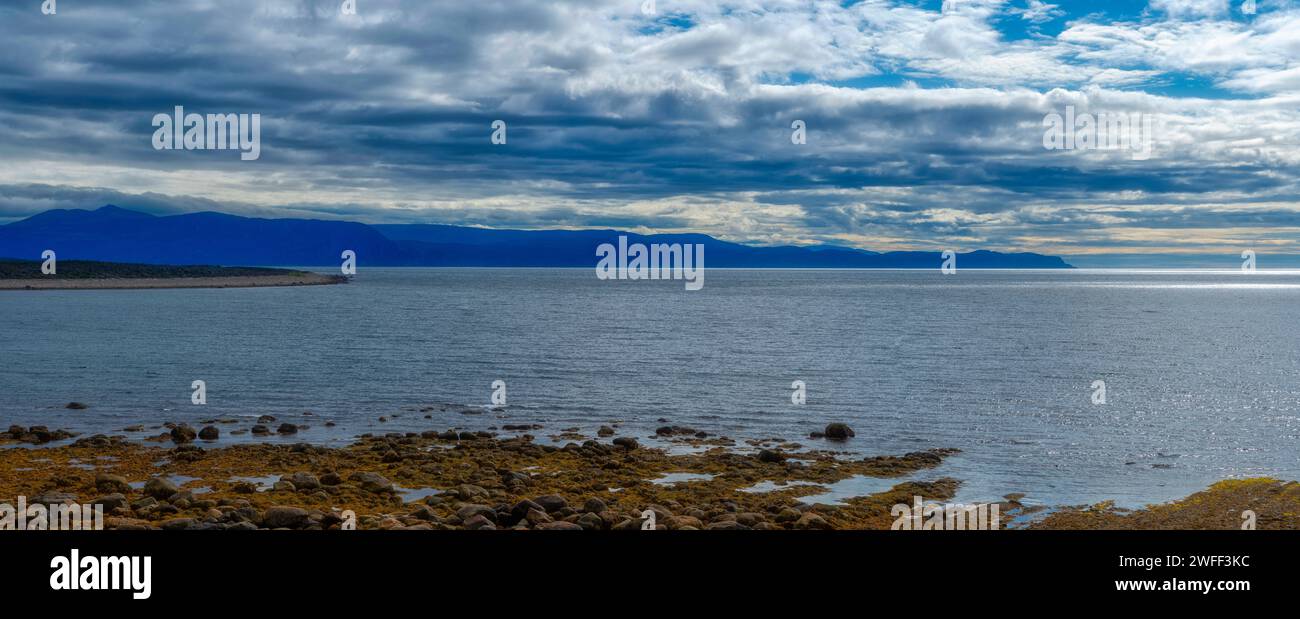 Wolken über dem Meer, Green Point, Gros Morne National Park, Neufundland, Kanada Stockfoto