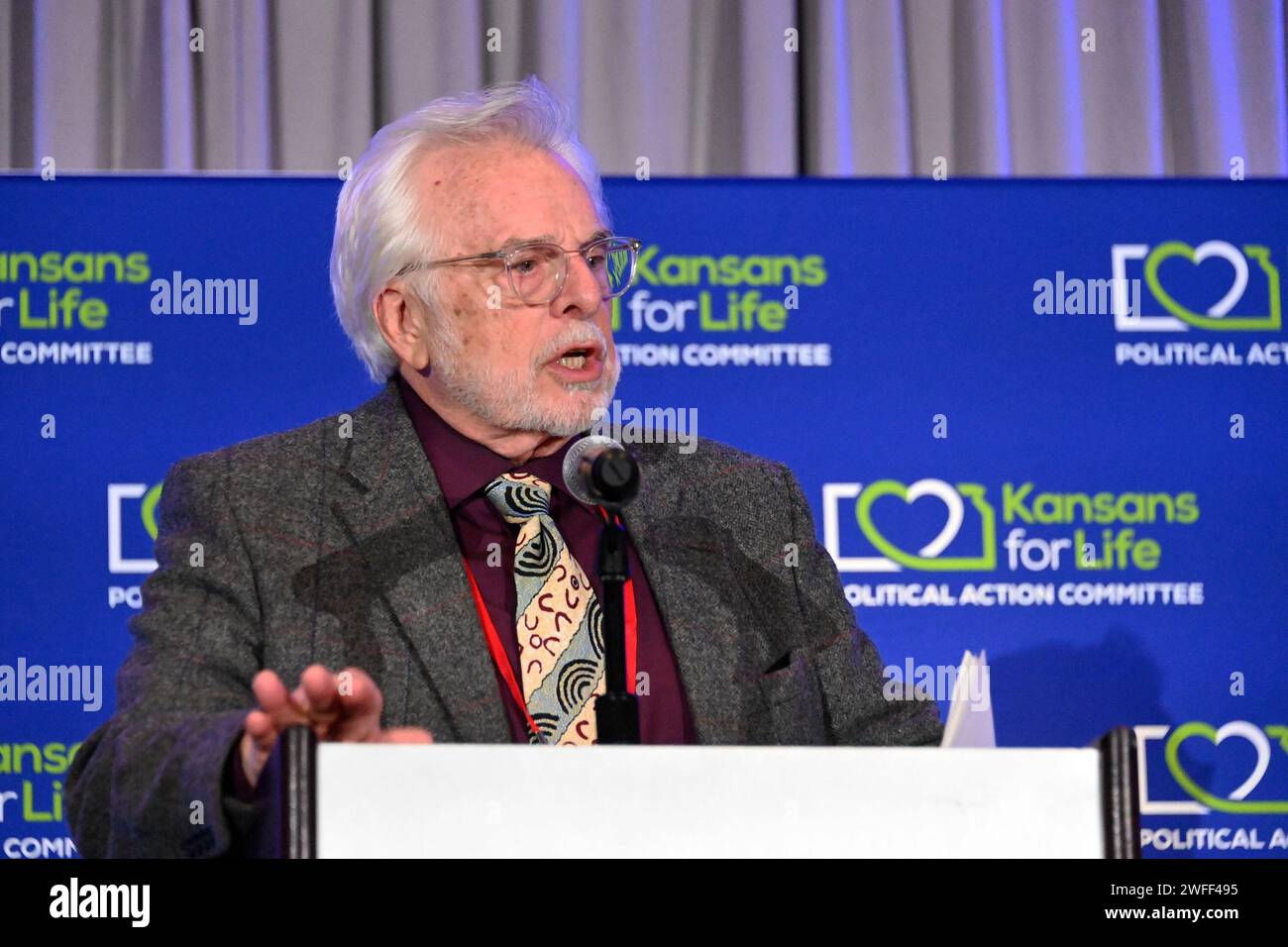 OVERLAND PARK, KANSAS - 27. JANUAR 2024 Wesley J. Smith spricht über das Kansans for Life Luncheon, das während der Kansas State GOP Convention stattfindet. Smith dankte dem politischen Aktionskomitee Kansans for Life „für die Gelegenheit, die Aufgabe und letztlich die Gleichberechtigung der Bewegung zu beschreiben. Stockfoto
