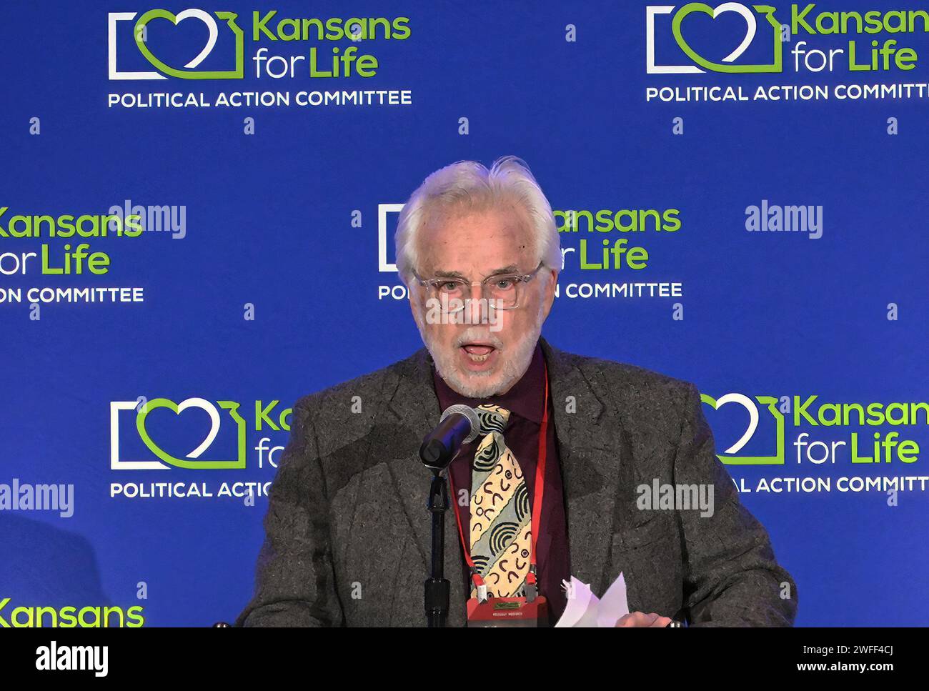 OVERLAND PARK, KANSAS - 27. JANUAR 2024 Wesley J. Smith spricht über das Kansans for Life Luncheon, das während der Kansas State GOP Convention stattfindet. Smith dankte dem politischen Aktionskomitee Kansans for Life „für die Gelegenheit, die Aufgabe und letztlich die Gleichberechtigung der Bewegung zu beschreiben. Stockfoto