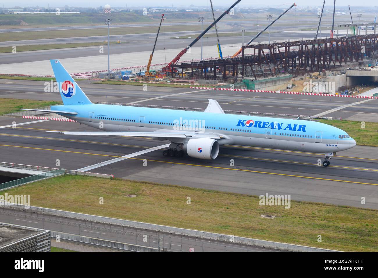 Korean Air Boeing 777 Flugzeuge im Rollverkehr. Flugzeug 777-300ER der Korean Air, auch bekannt als Korean Airlines. Stockfoto